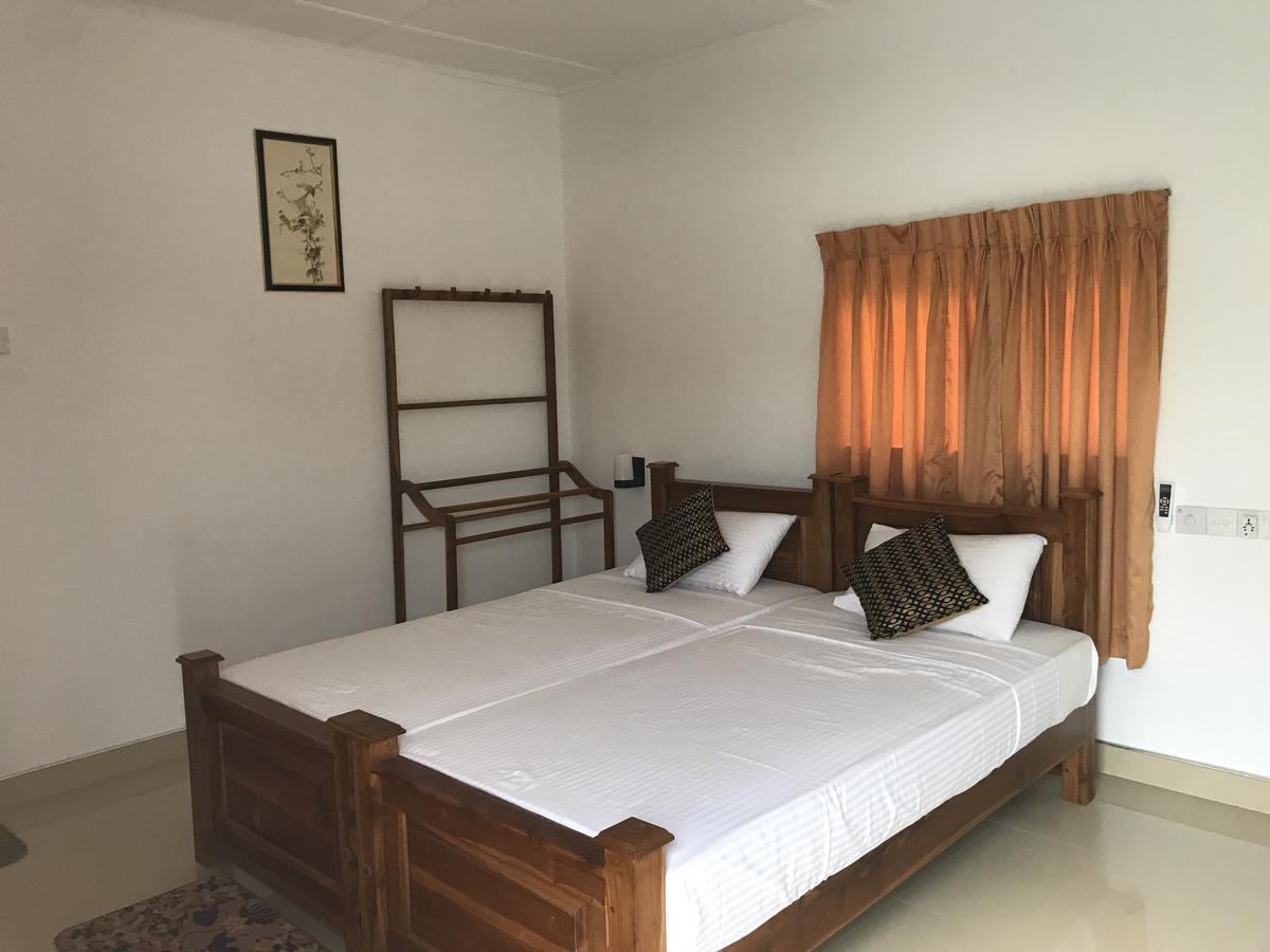 Deshani Holiday Inn Дамбулла Экстерьер фото
