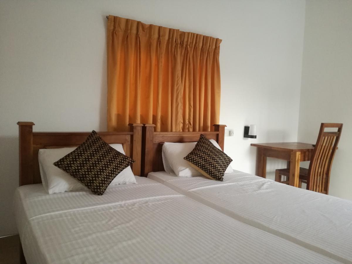 Deshani Holiday Inn Дамбулла Экстерьер фото